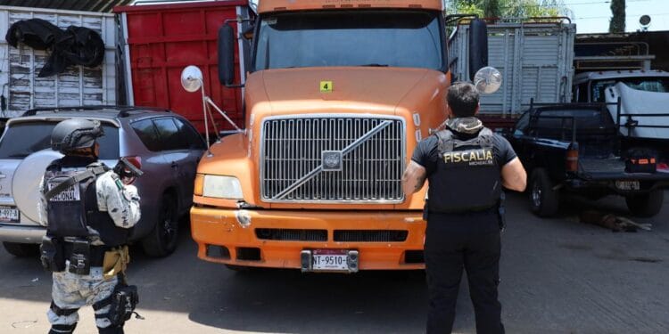 Aseguran taller con tractocamiones robados en Uruapan