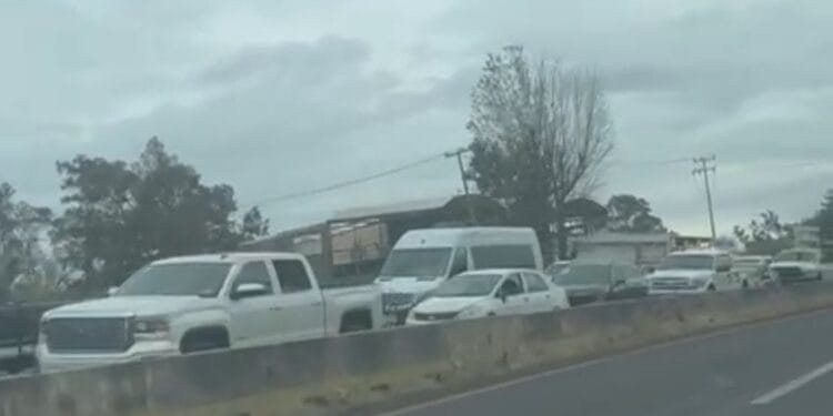 Lluvia provoca atorones en Morelia