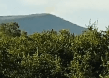 Se enfrentan grupos armados en Apatzingán; reportan dronazos