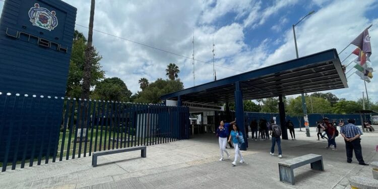 Sin dinero y en crisis, UMSNH compra ‘camionetón’ a días de que llegara Yarabí Ávila