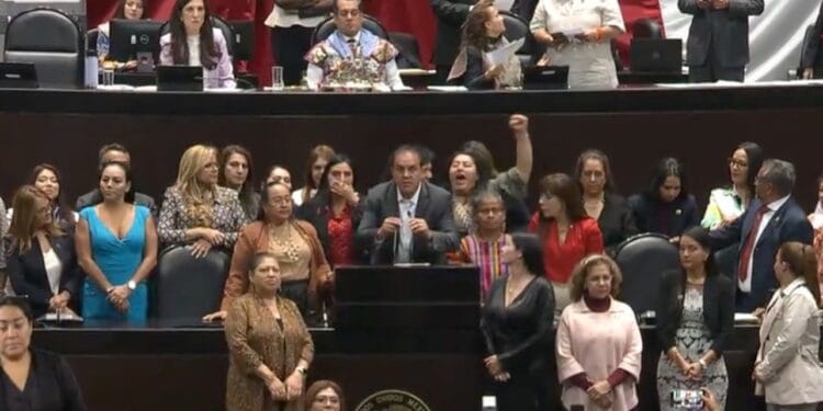 Diputadas arropan a Cuauhtémoc Blanco, acusado de agresión sexual