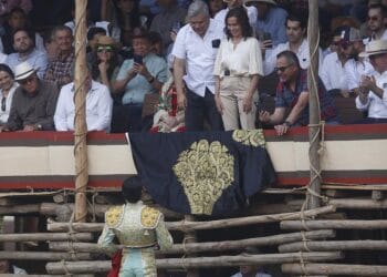 Matador Mendoza, hijo de diputado  del Verde Antonio de la Mora, le brinda su primer toro