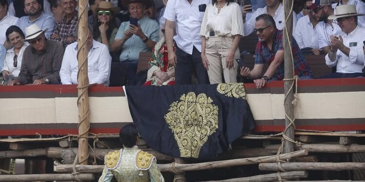 Matador Mendoza, hijo de diputado  del Verde Antonio de la Mora, le brinda su primer toro
