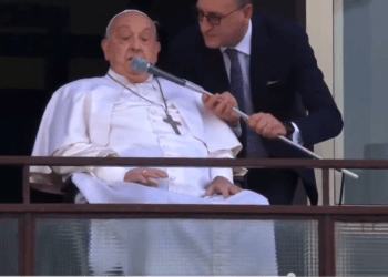 Papa Francisco agradece rezos por su salud; reaparece en balcón