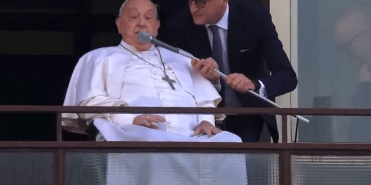 Papa Francisco agradece rezos por su salud; reaparece en balcón
