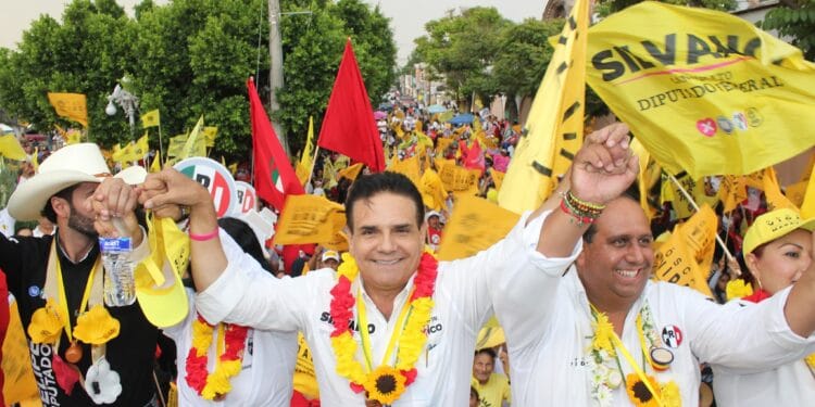 Resiliente y con autoconfianza, pero le gusta compartir responsabilidades, así ve la IA a Silvano Aureoles