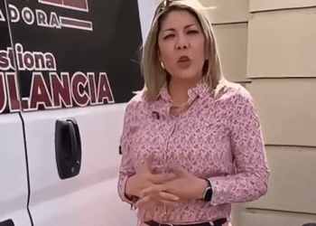 Muestran ambulancias oficiales rotuladas con el nombre de Andrea Chávez