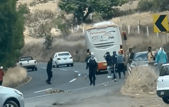 Desaparición de normalista de Tiripetío provoca bloqueos en Morelia y Pátzcuaro