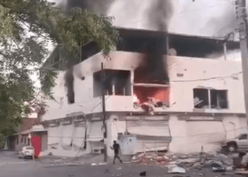 Hay dos víctimas por incendio en tienda Súper Cacho de Apatzingán