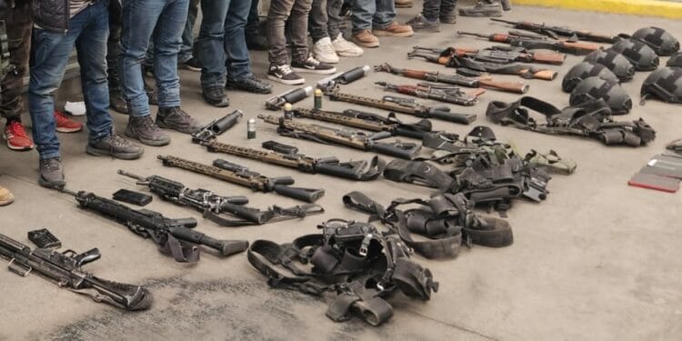 Dan golpe al crimen en Zinapécuaro: 17 detenidos y 14 armas largas aseguradas