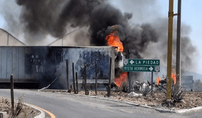 Ataque artillado con helicóptero desata narcobloqueos en Michoacán