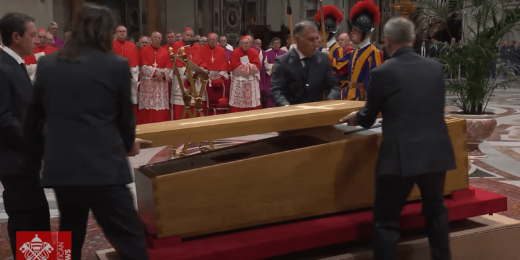 Cierran el ataud del Papa Francisco