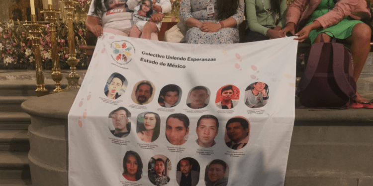 Cardenal lava pies a madres buscadoras y migrantes