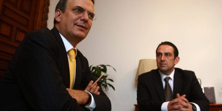 Mercados se recuperan tras el Lunes Negro; Ebrard irá a Washington