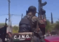 Presuntos sicarios del CJNG se pasean armados en Huajúmbaro, Michoacán