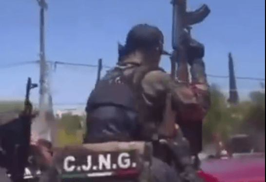 Presuntos sicarios del CJNG se pasean armados en Huajúmbaro, Michoacán