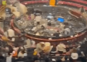 Público agrede en Texcoco a Luis R. Conriquez por negarse a cantar narcocorridos