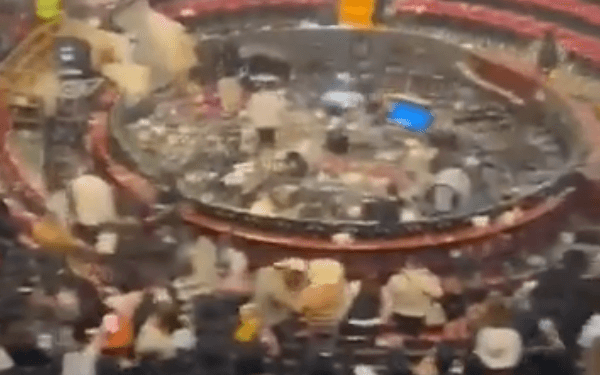 Público agrede en Texcoco a Luis R. Conriquez por negarse a cantar narcocorridos