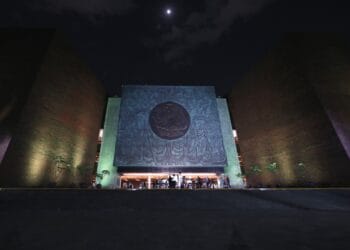 Iluminan edificios de verde manzana para visibilizar deformidades craneales