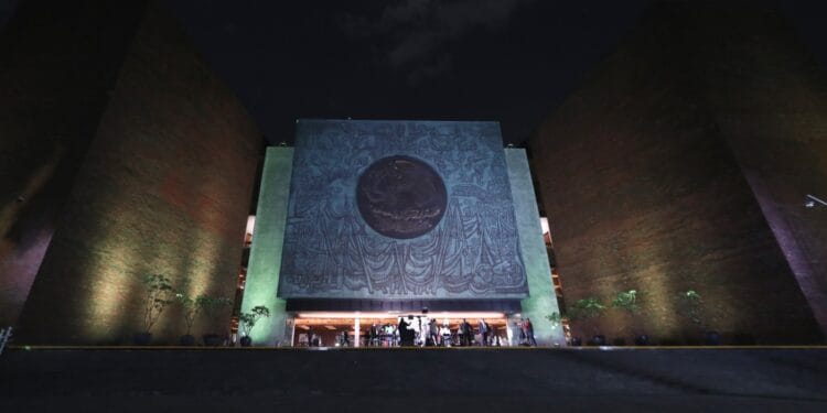 Iluminan edificios de verde manzana para visibilizar deformidades craneales