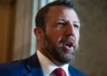 Senador de EU sugiere usar violencia contra periodistas por ‘noticias falsas’