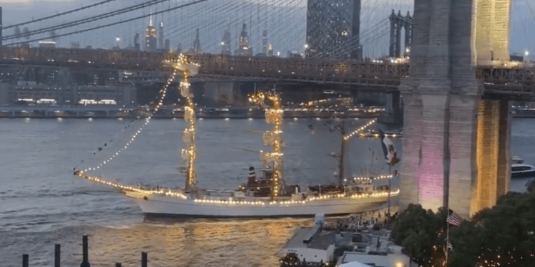 Choca Buque Escuela ‘Cuauhtémoc’ con Puente de Brooklyn; alrededor de 22 heridos