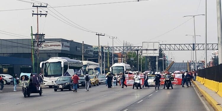 CNTE protesta en el AICM: bloqueos y cierre de estaciones del Metro