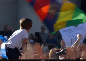 Habemus Papam; en la Capilla Sixtina sale el humo blanco