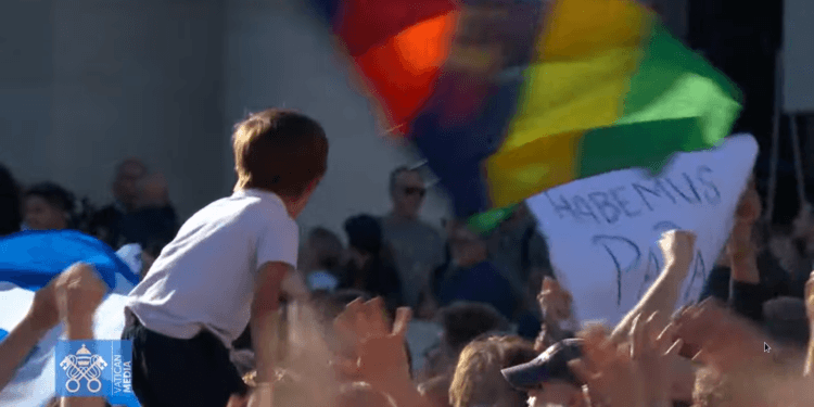 Habemus Papam; en la Capilla Sixtina sale el humo blanco