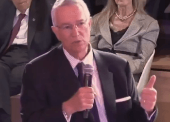 Marx Arriaga propone regular universidad de Salinas Pliego