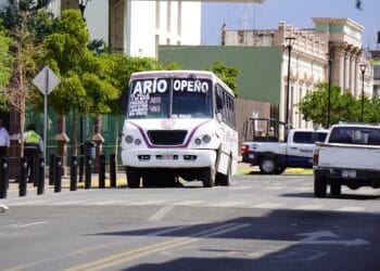 Muere adulto mayor atropellado por camión urbano en Zamora