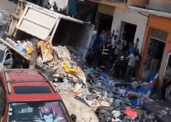 Volcadura de camioneta recolectora de basura deja tres heridos en Zitácuaro