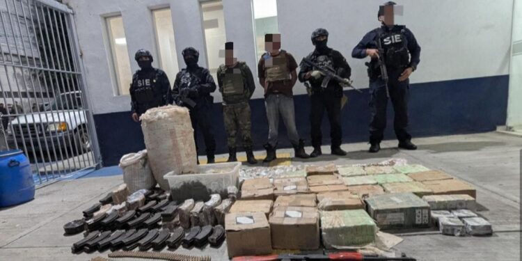 Capturan a dos con más de 24,000 municiones en Cotija