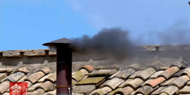 Fumata negra en el segundo día de Cónclave; aún sin nuevo Papa