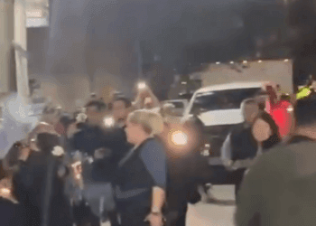 Llegan manifestantes a funerales de colaboradores de Clara Brugada