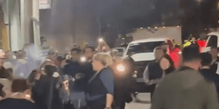 Llegan manifestantes a funerales de colaboradores de Clara Brugada