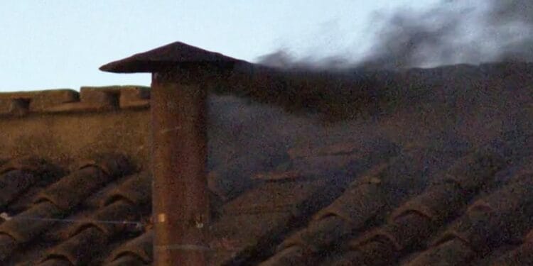 Fumatas negras; concluye primera votación de Cónclave sin nuevo Papa