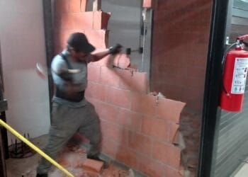 Comerciantes destruyen locales del nuevo Mercado de Pátzcuaro