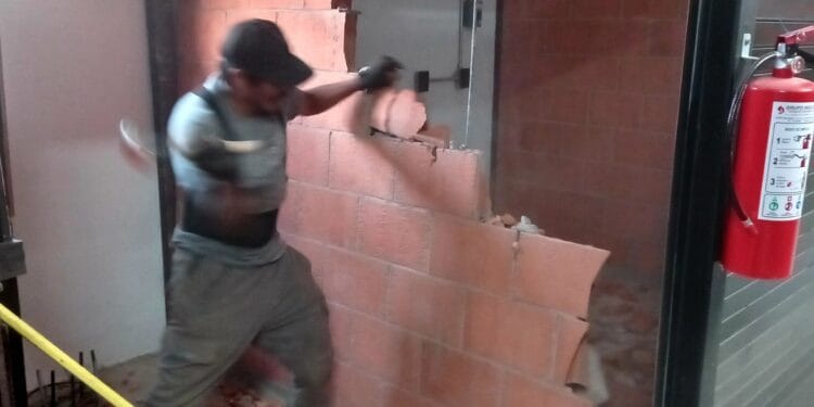 Comerciantes destruyen locales del nuevo Mercado de Pátzcuaro