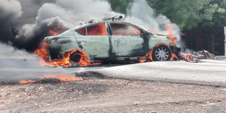 Reportan narcobloqueos y balaceras en Tierra Caliente