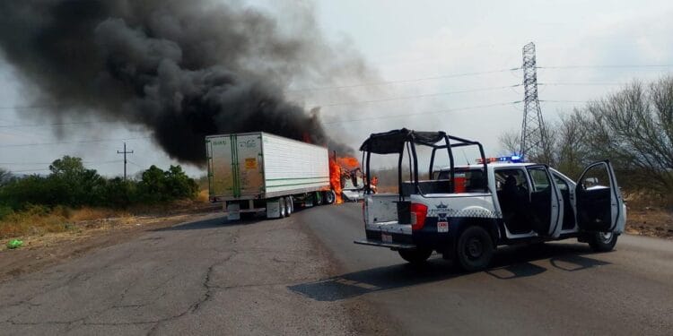 Reportan narcobloqueos y balaceras en Tierra Caliente