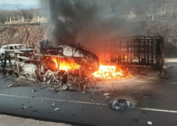 Diez vehículos se calcinan en autopista Siglo XXI