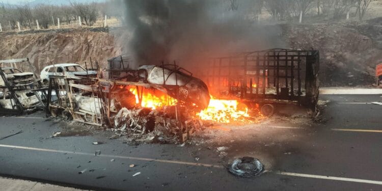 Diez vehículos se calcinan en autopista Siglo XXI