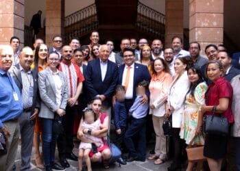 Hijo de Fausto Vallejo aparece en toma de posesión de diputado local