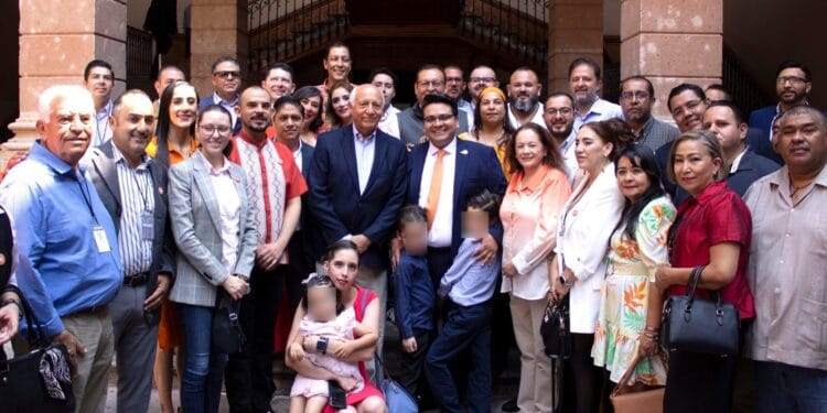 Hijo de Fausto Vallejo aparece en toma de posesión de diputado local