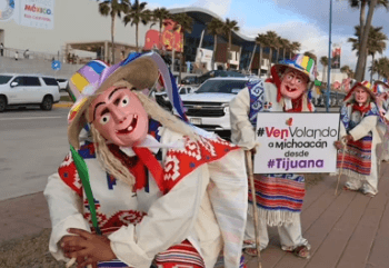 Michoacán se luce en feria de turismo… ¡con gabanes pirata!