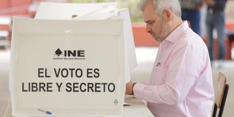 Vota Alfredo Ramírez Bedolla en Elección; llama a la gente a votar
