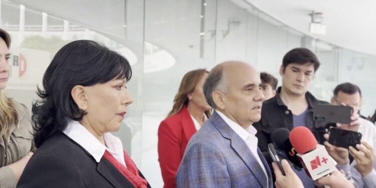 Vuelan para abogar por quitar descuento a remesas; PRI no va