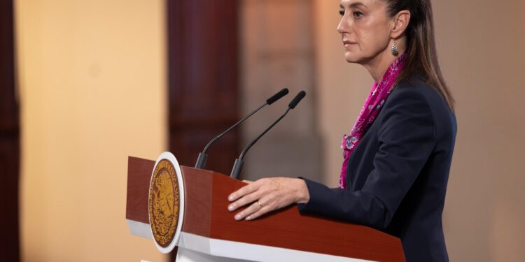 Sheinbaum firma decretos para movilidad docente y congelar edad de jubilación