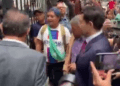 ‘Si quieres morir, al ISSSTE debes ir’; le gritan a Martí Batres en Segob